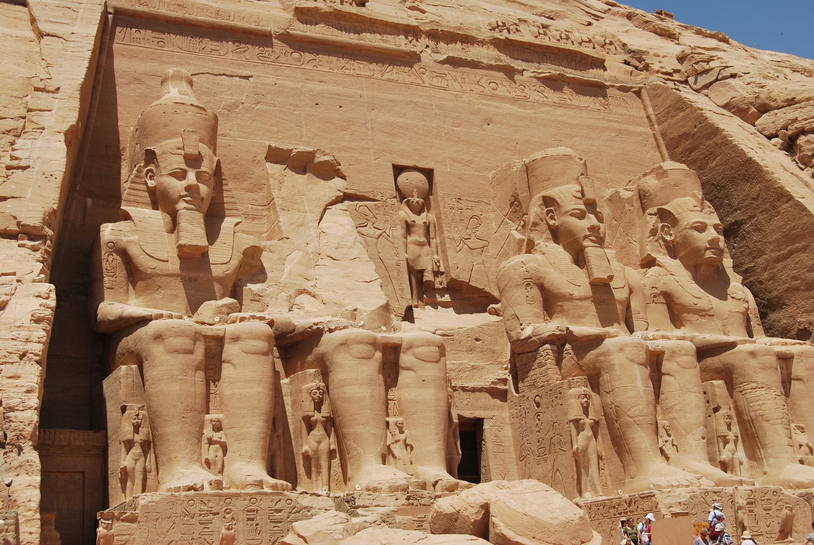 Fachada del templo de Abu Simbel con los colosos sedentes de Ramsés II tallados en la roca