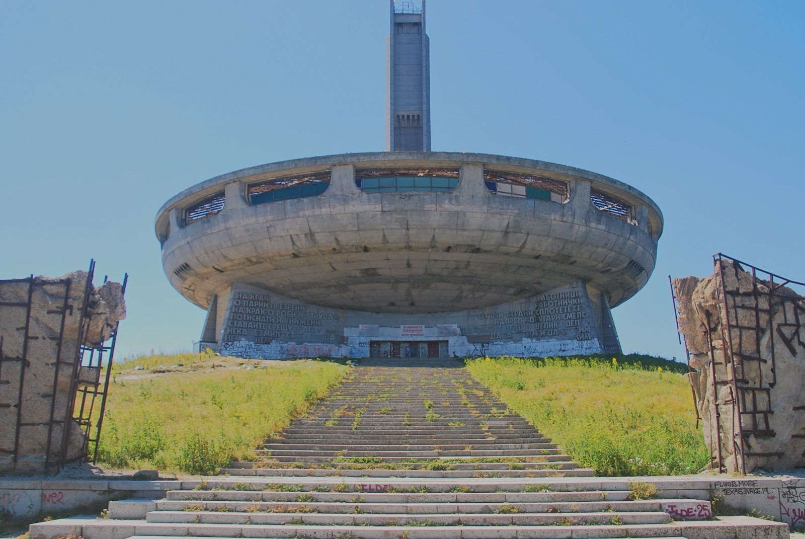 Monumento de Buzludzha visto de frente, con su platillo de hormigón y la torre de la estrella