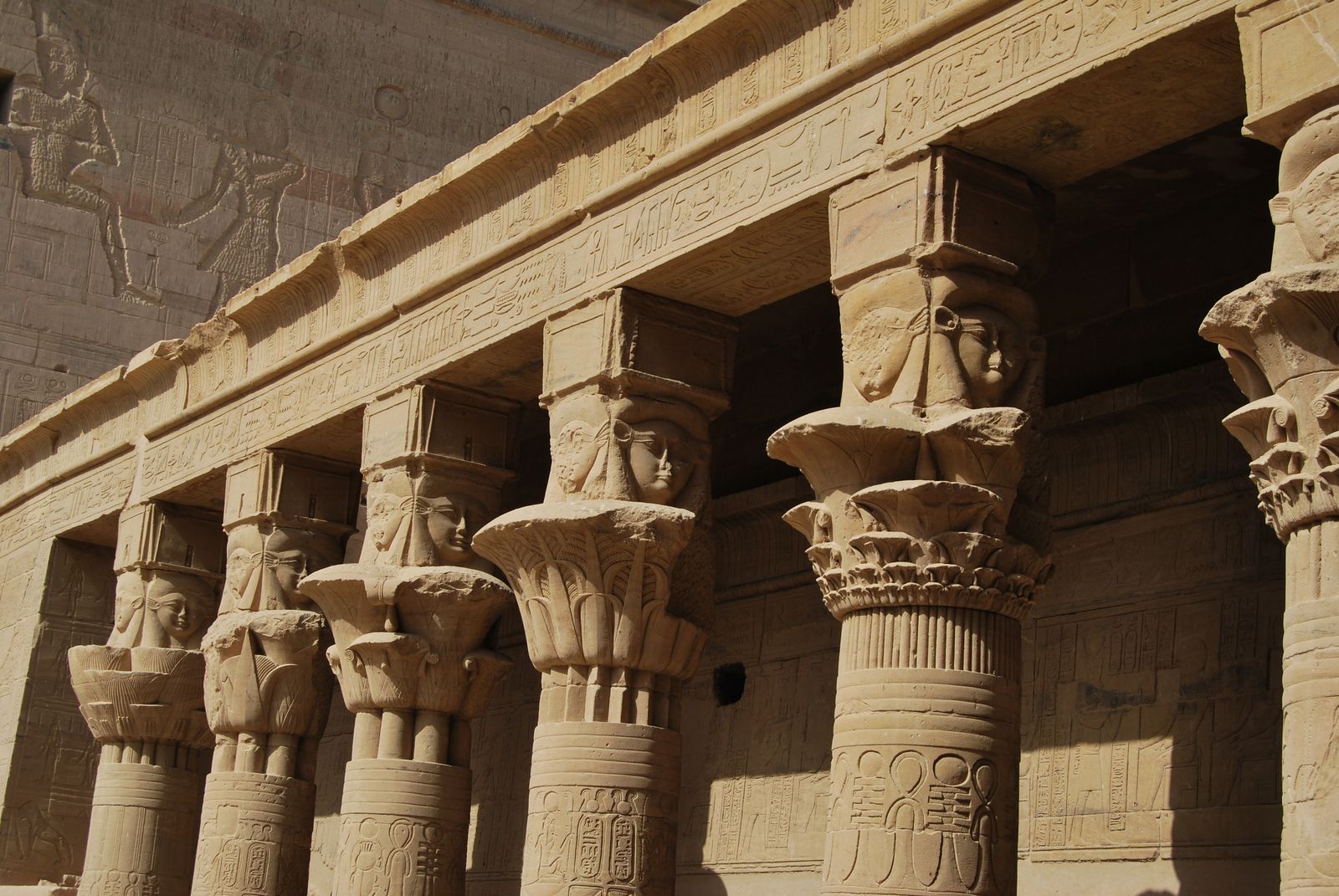 Columnata de un templo egipcio con capiteles hathóricos contra el cielo