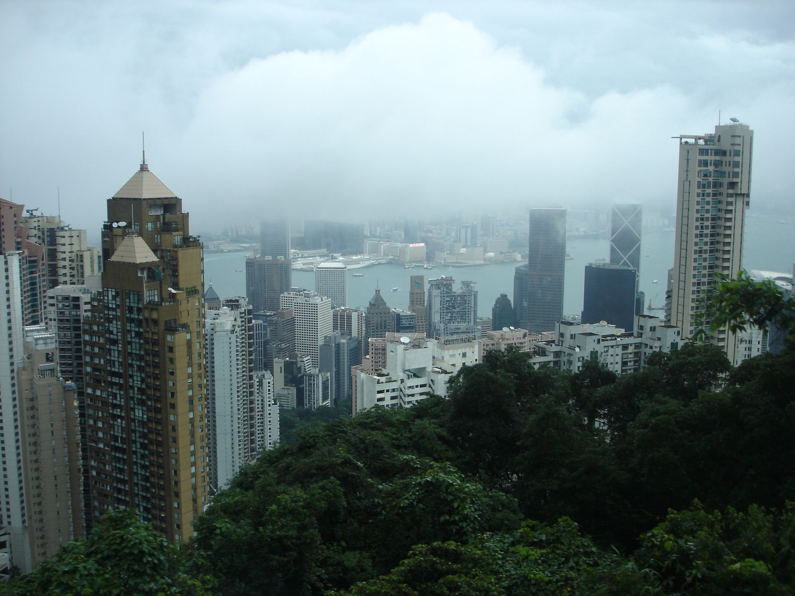 Rascacielos de Hong Kong vistos desde Victoria Peak con nubes bajas sobre la bahía