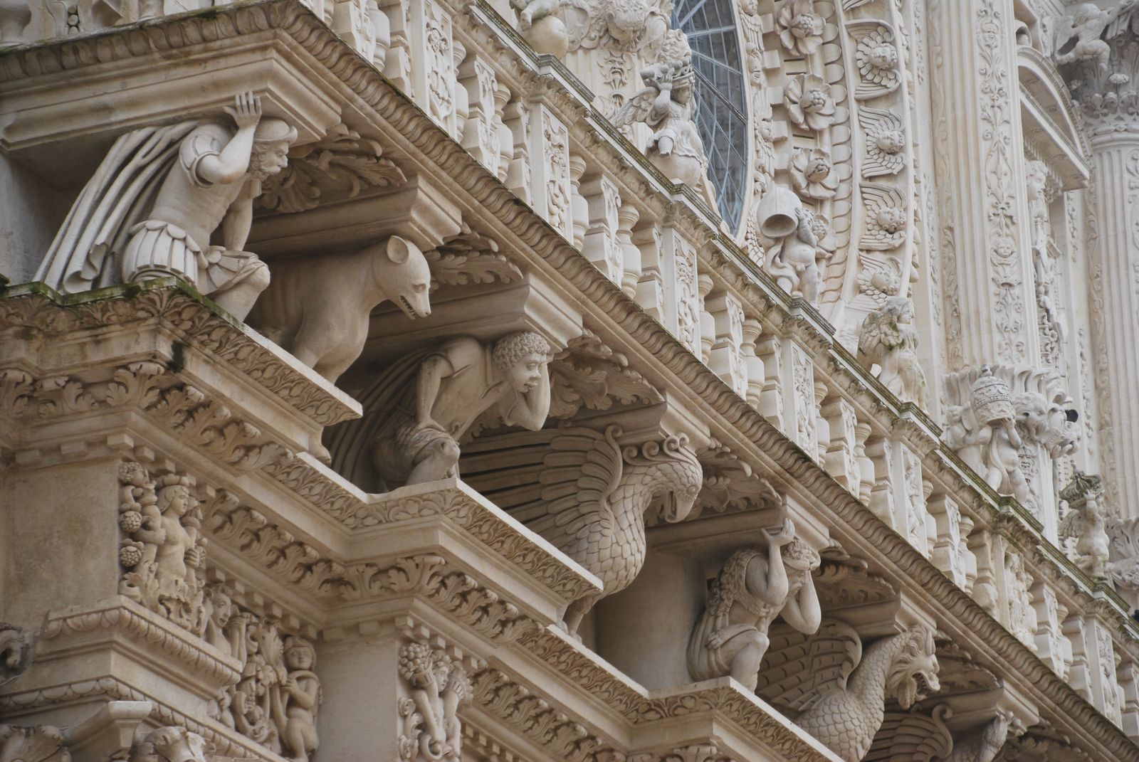 Detalle de la fachada barroca tallada en piedra caliza dorada de la basílica de Santa Croce, Lecce
