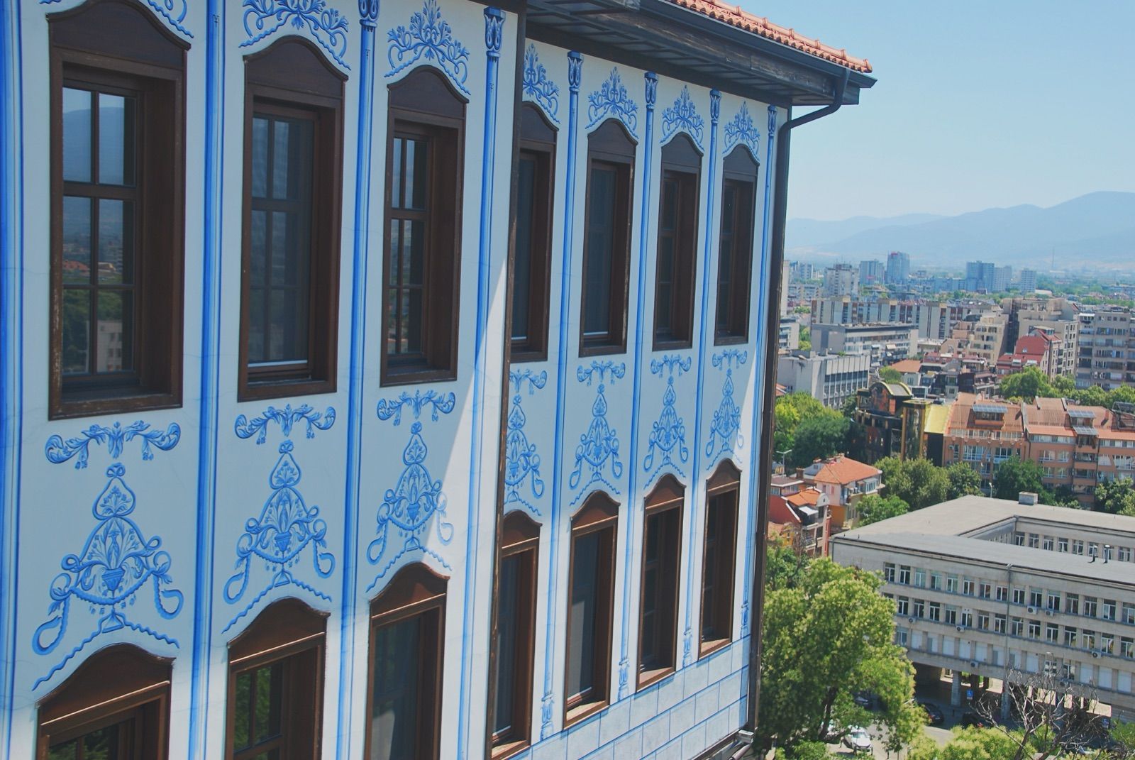 Fachada azul de una casa del Renacimiento búlgaro en el casco antiguo de Plovdiv, con voladizo de madera