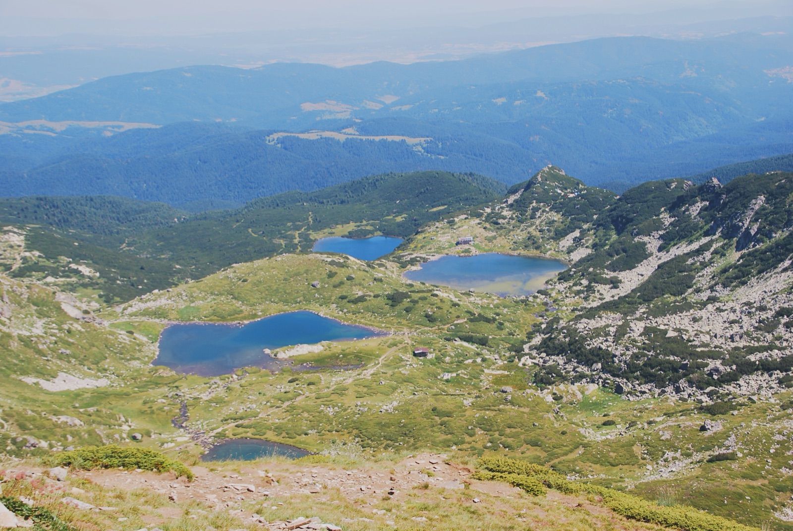 Vista del valle de los Siete Lagos de Rila con la senda descendiendo entre laderas verdes