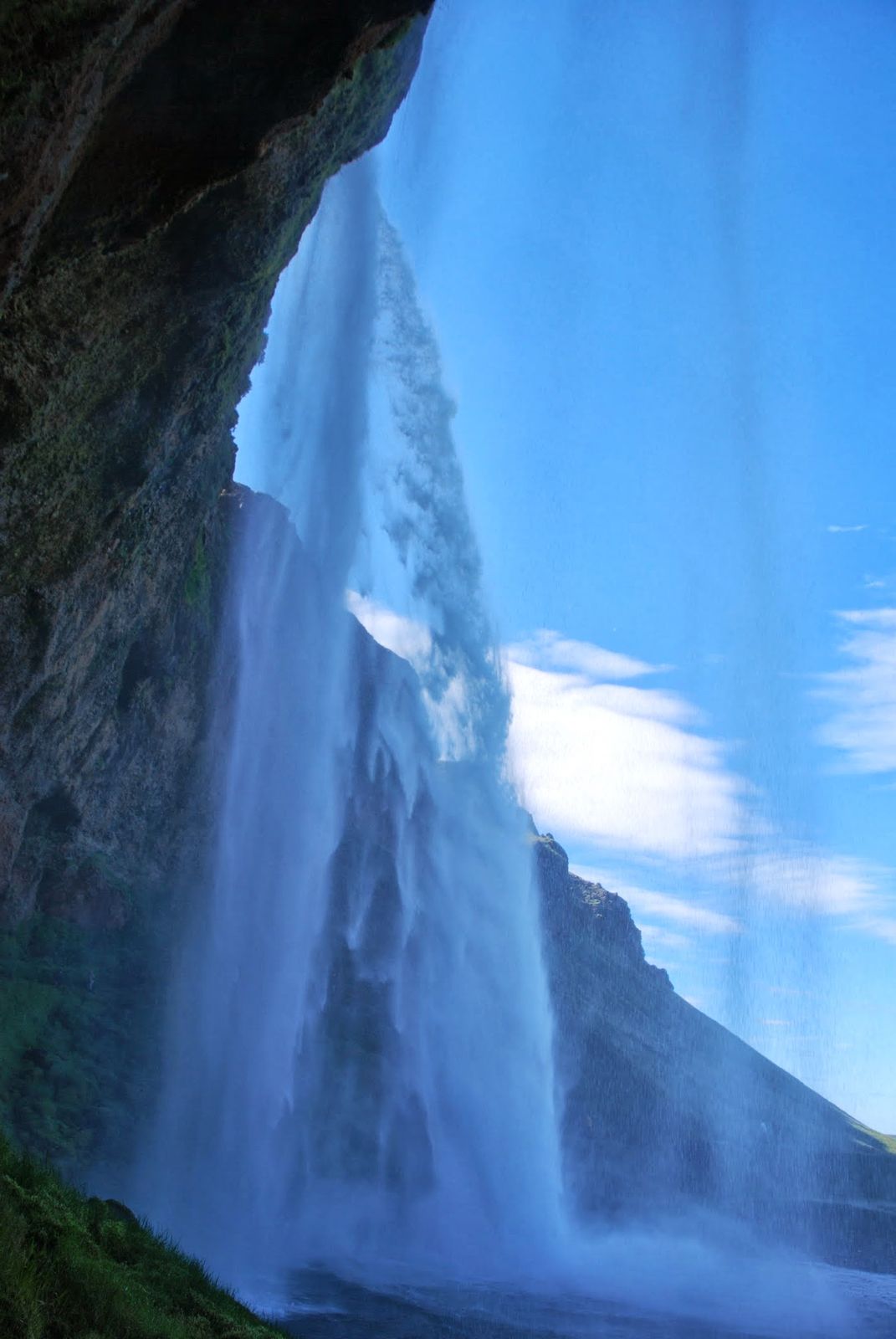 La cascada de Seljalandsfoss vista desde la cueva que hay detrás de la cortina de agua