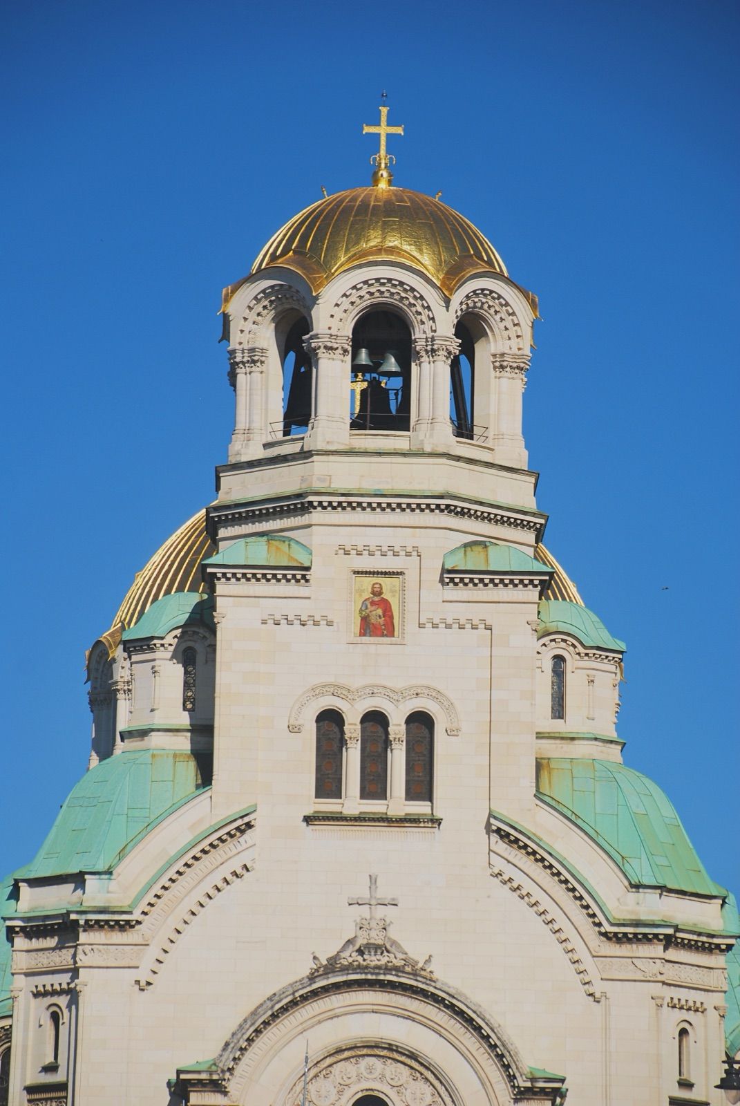 Campanario y cúpula dorada de la catedral de Alejandro Nevski de Sofía recortados contra un cielo azul limpio