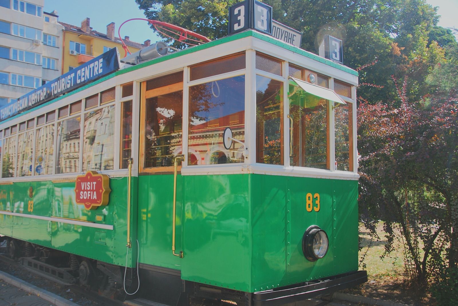 Tranvía amarillo circulando por el bulevar Vitosha de Sofía entre edificios del centro