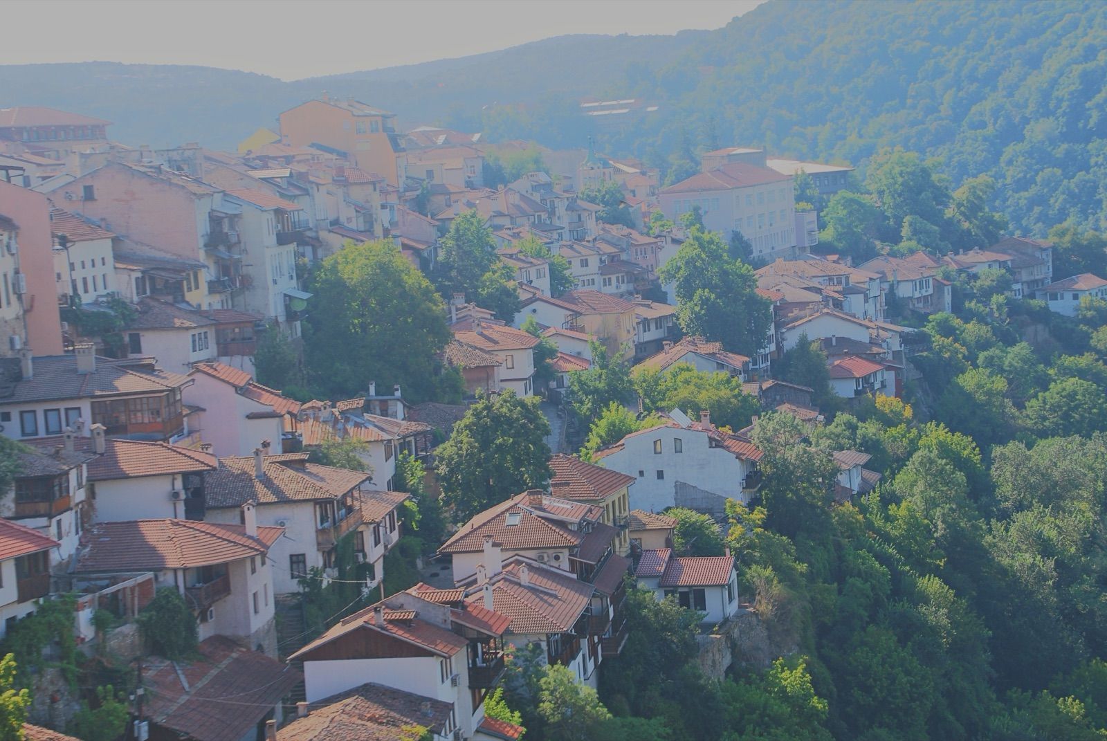 Casas de tejados rojos apiladas en la ladera sobre la garganta del río Yantra en Veliko Tarnovo