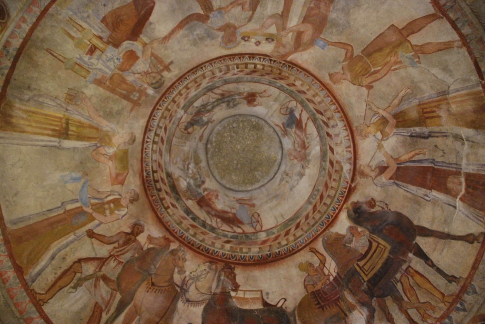 Cúpula pintada de la tumba tracia de Kazanlak con frescos de caballos, carros y figuras humanas