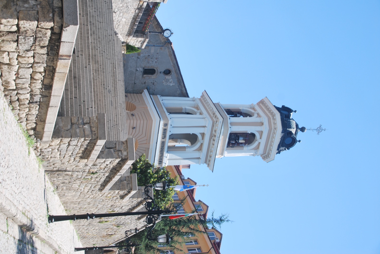 Campanario blanco de la iglesia de la Virgen María sobre la escalinata de piedra que sube al casco viejo de Plovdiv