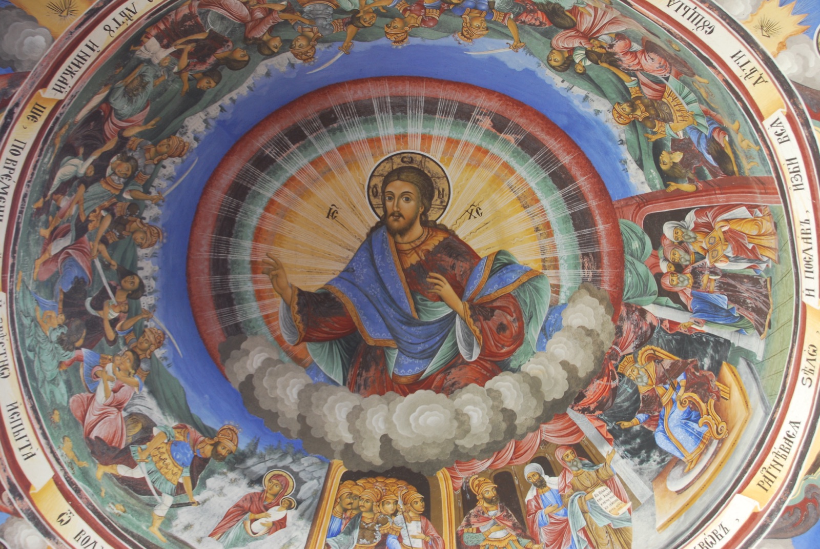Fresco de una cúpula del monasterio de Rila con Cristo en gloria rodeado de nubes y escenas bíblicas