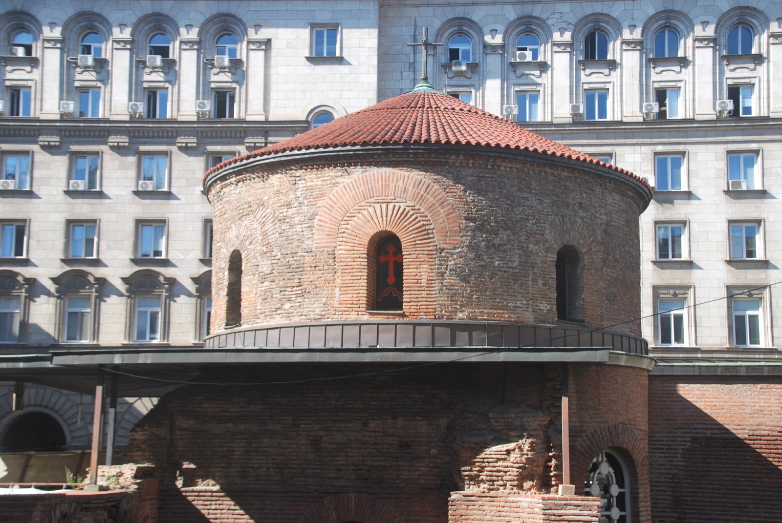 Rotonda de San Jorge, iglesia de ladrillo del siglo IV, encajada en el patio de un edificio de época comunista