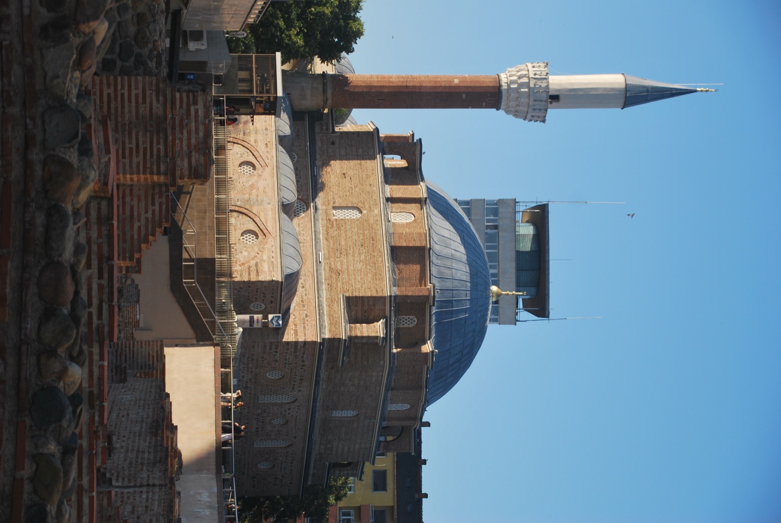Mezquita Banya Bashi con su minarete sobre las ruinas romanas de Serdica en primer término