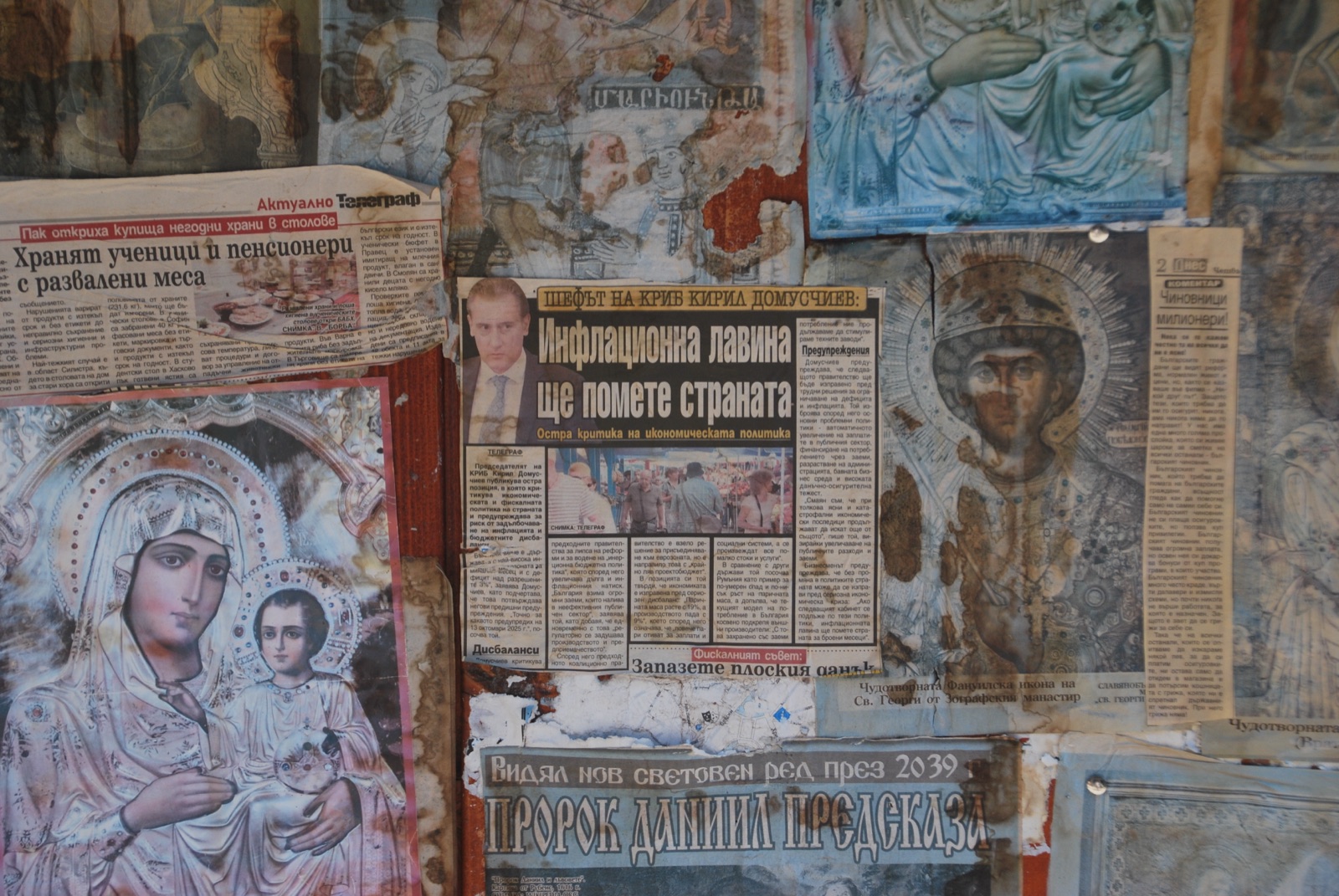 Pared cubierta con un collage de iconos ortodoxos desvaídos y recortes de periódico búlgaros amarillentos