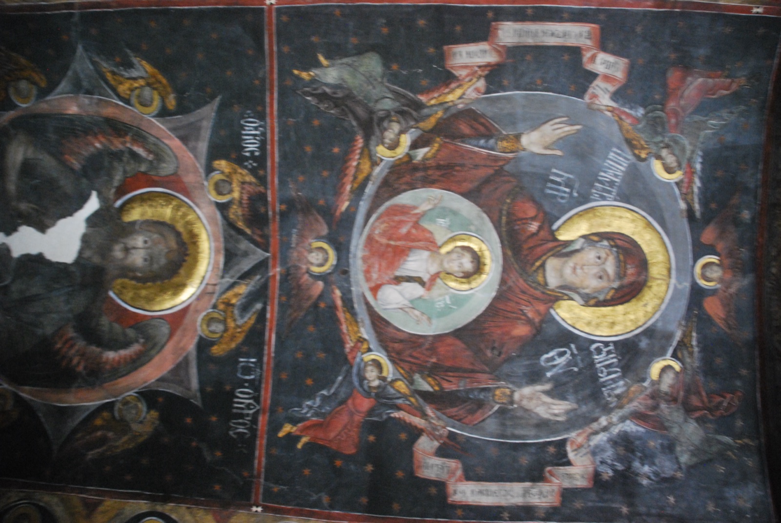 Fresco ortodoxo de la Natividad pintado dentro de un arco en forma de ojo, con medallones de santos alrededor