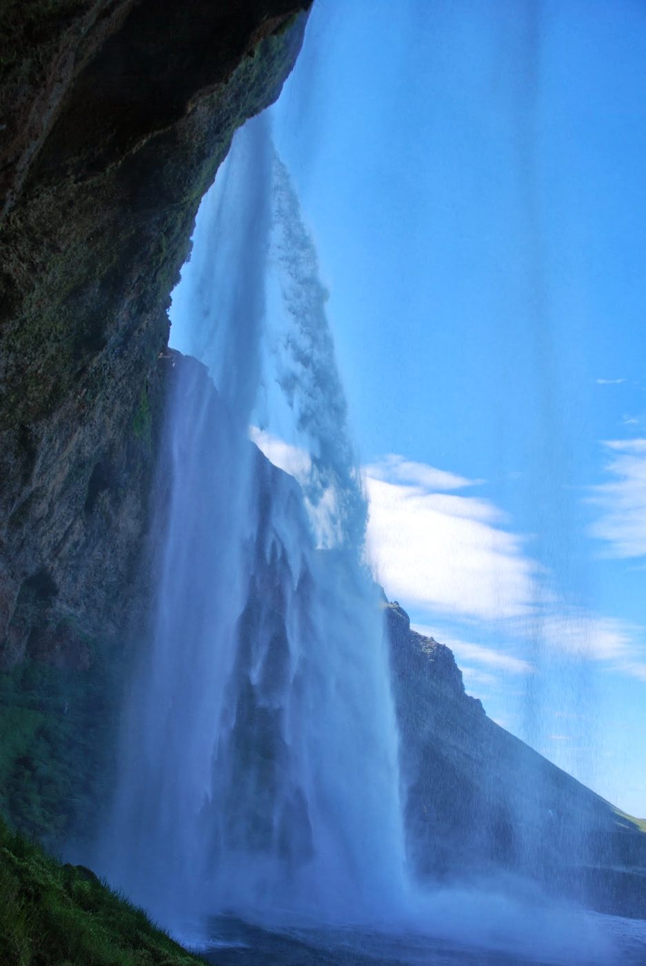 La cascada de Seljalandsfoss vista desde detrás de la cortina de agua