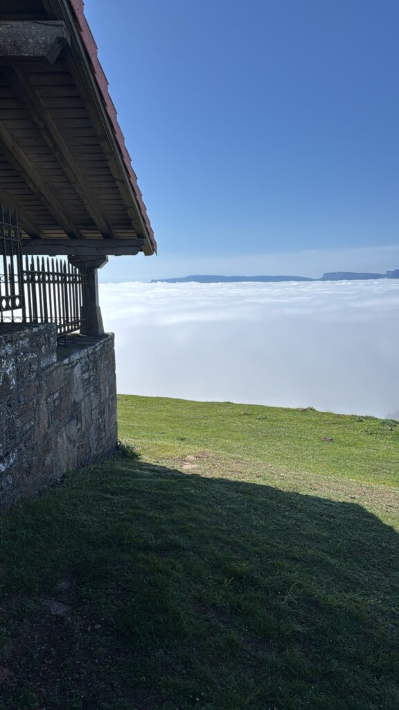 Kolitza, la ermita sobre las nubes