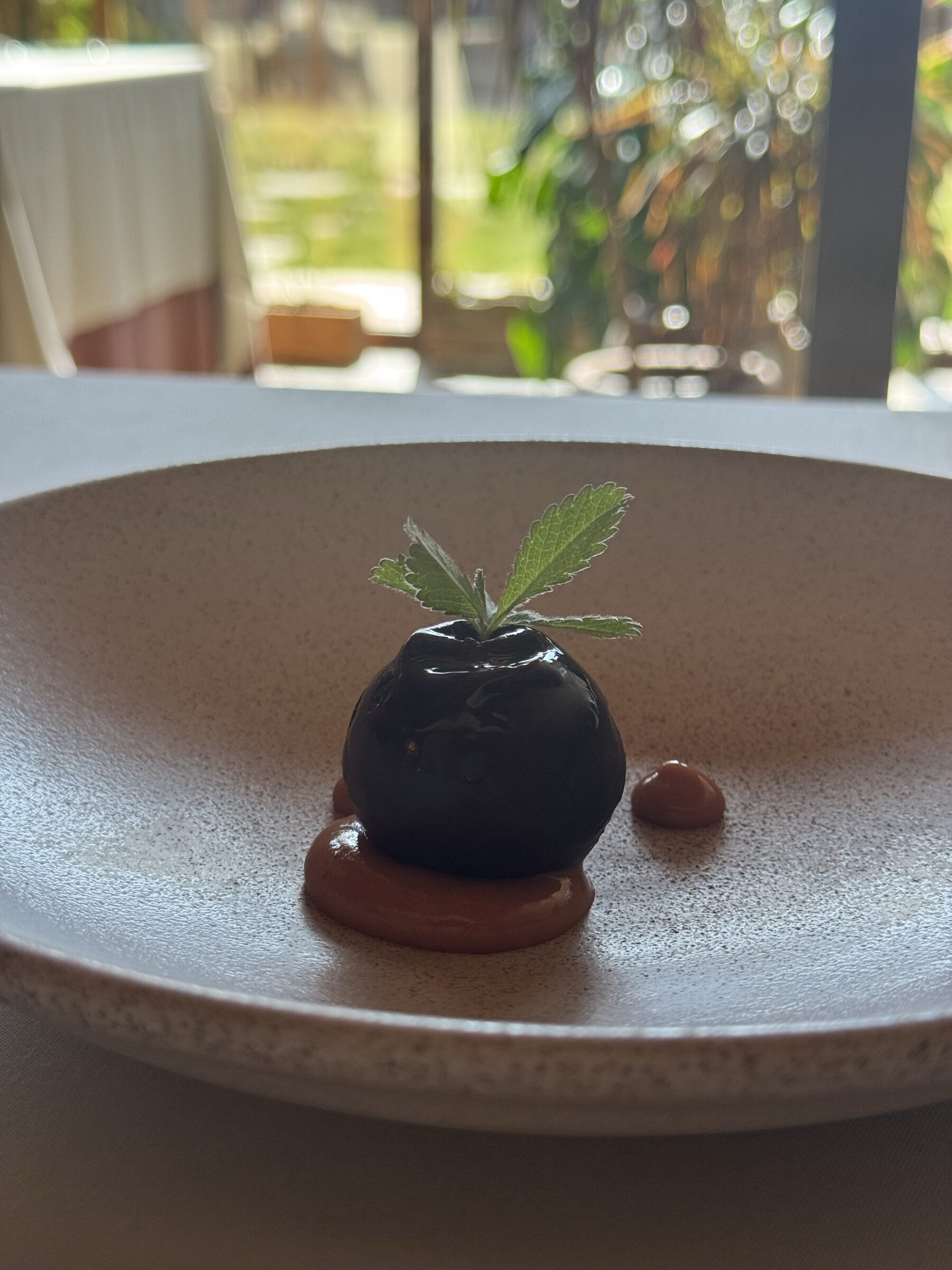 Lechazo lechal asado a baja temperatura con hongos del pinar