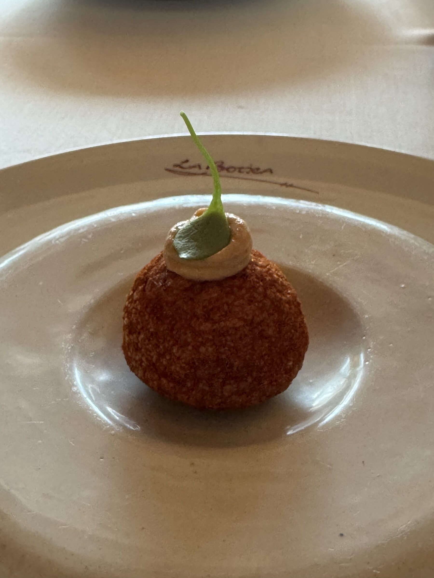 Trucha curada con eneldo silvestre y suero de oveja churra