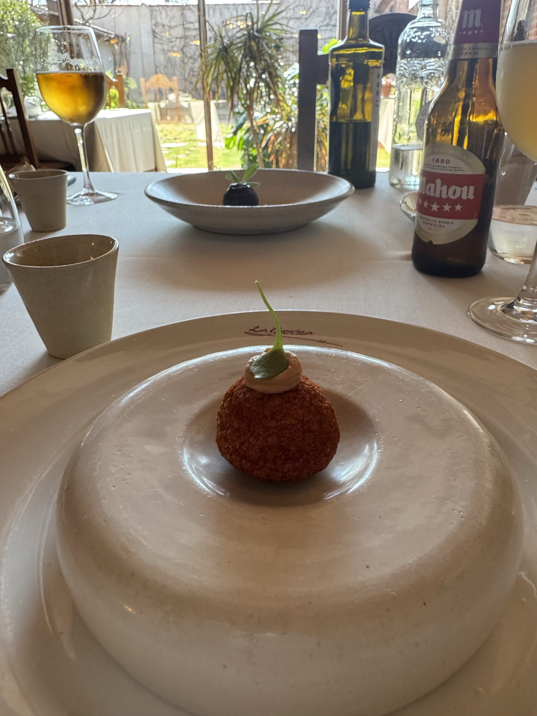 Yema de huevo de corral, espuma de morillas y avellana tostada