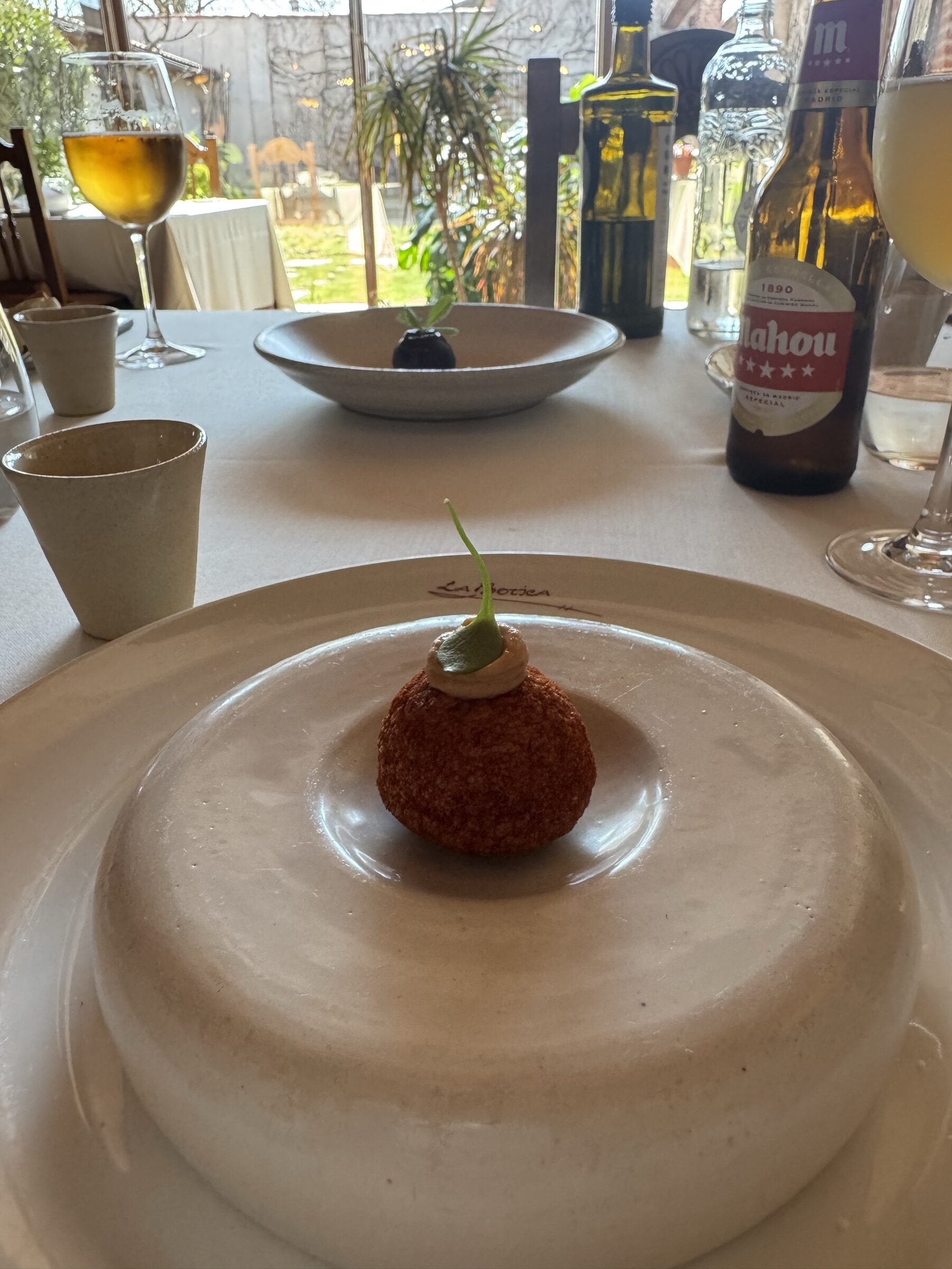 Pichón asado, savia de pino y remolacha asada