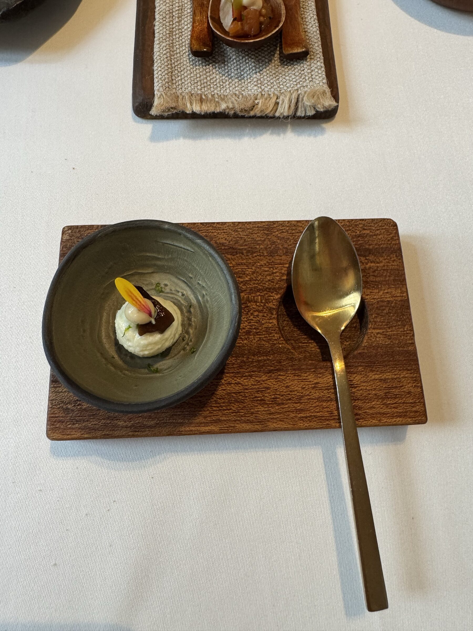 Merluza de pincho de Hondarribia, salsa verde y guisante lágrima