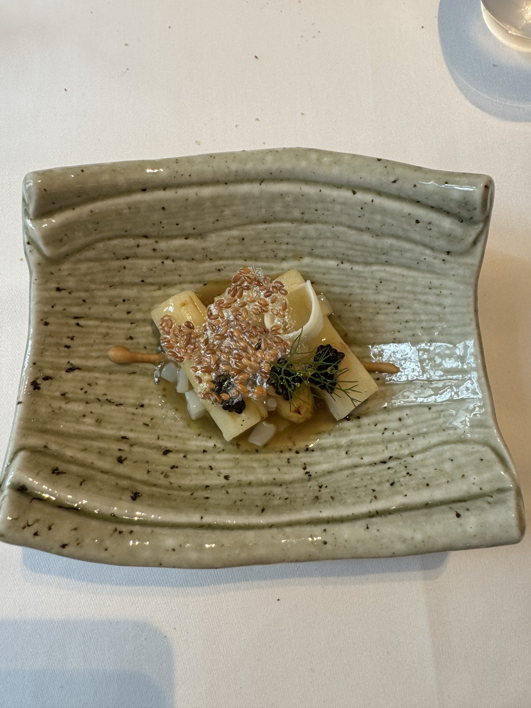 Tarta fina de manzana caramelizada con helado de regaliz