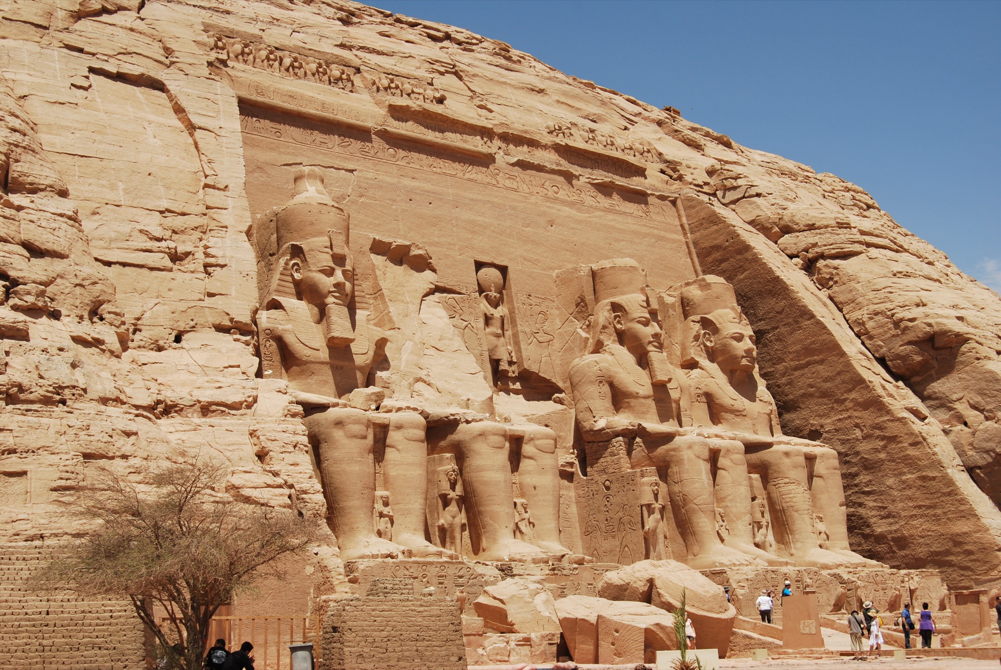 abu-simbel-ramses-statues
