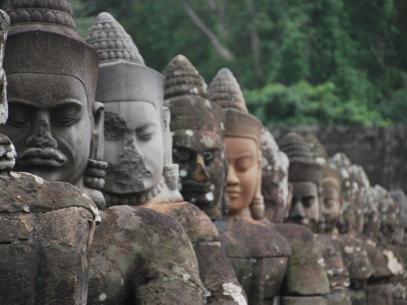 Hileras de estatuas gigantes de dioses en la puerta sur de Angkor Thom, Camboya