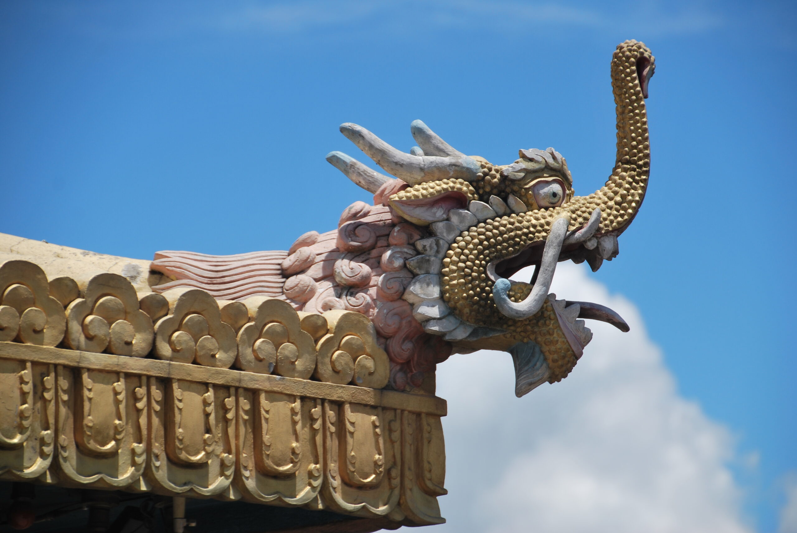 Escultura de dragón dorado en el alero de un templo tradicional chino, Xi'an