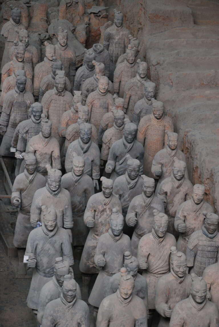 Formación de guerreros de terracota del ejército del emperador Qin Shi Huang en Xi'an, China