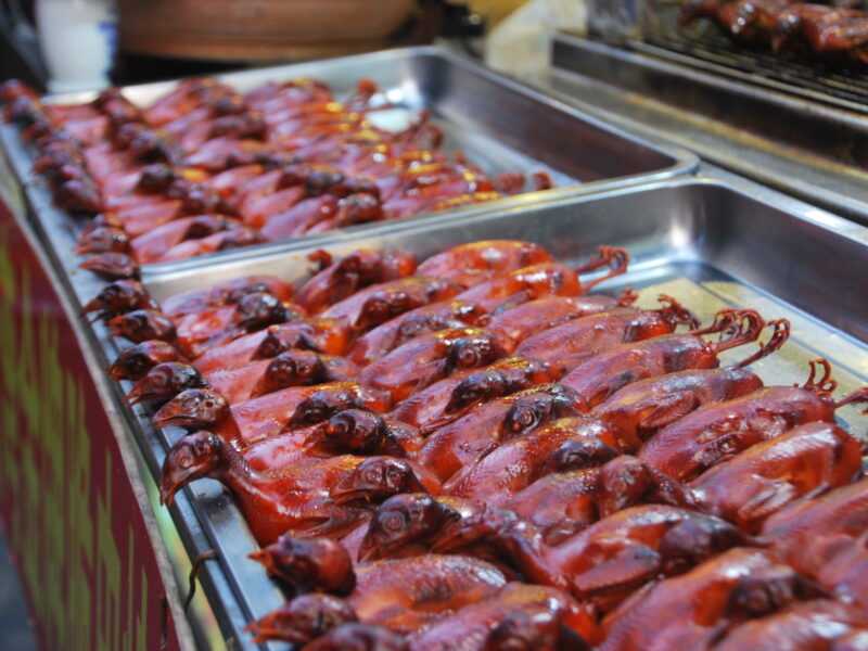 Hileras de palomas lacadas en salsa roja en el mercado callejero del barrio musulmán de Xi'an