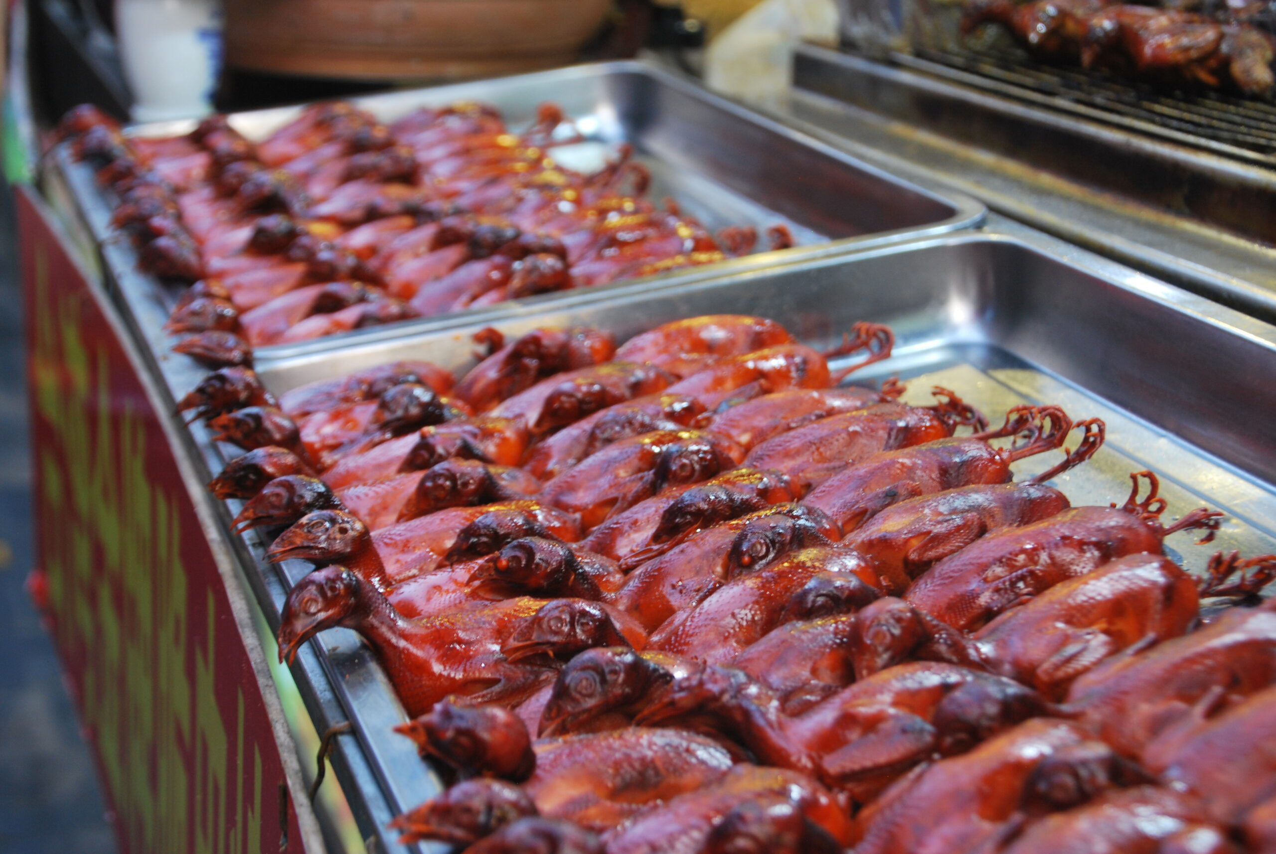 Hileras de palomas lacadas en salsa roja en el mercado callejero del barrio musulmán de Xi'an