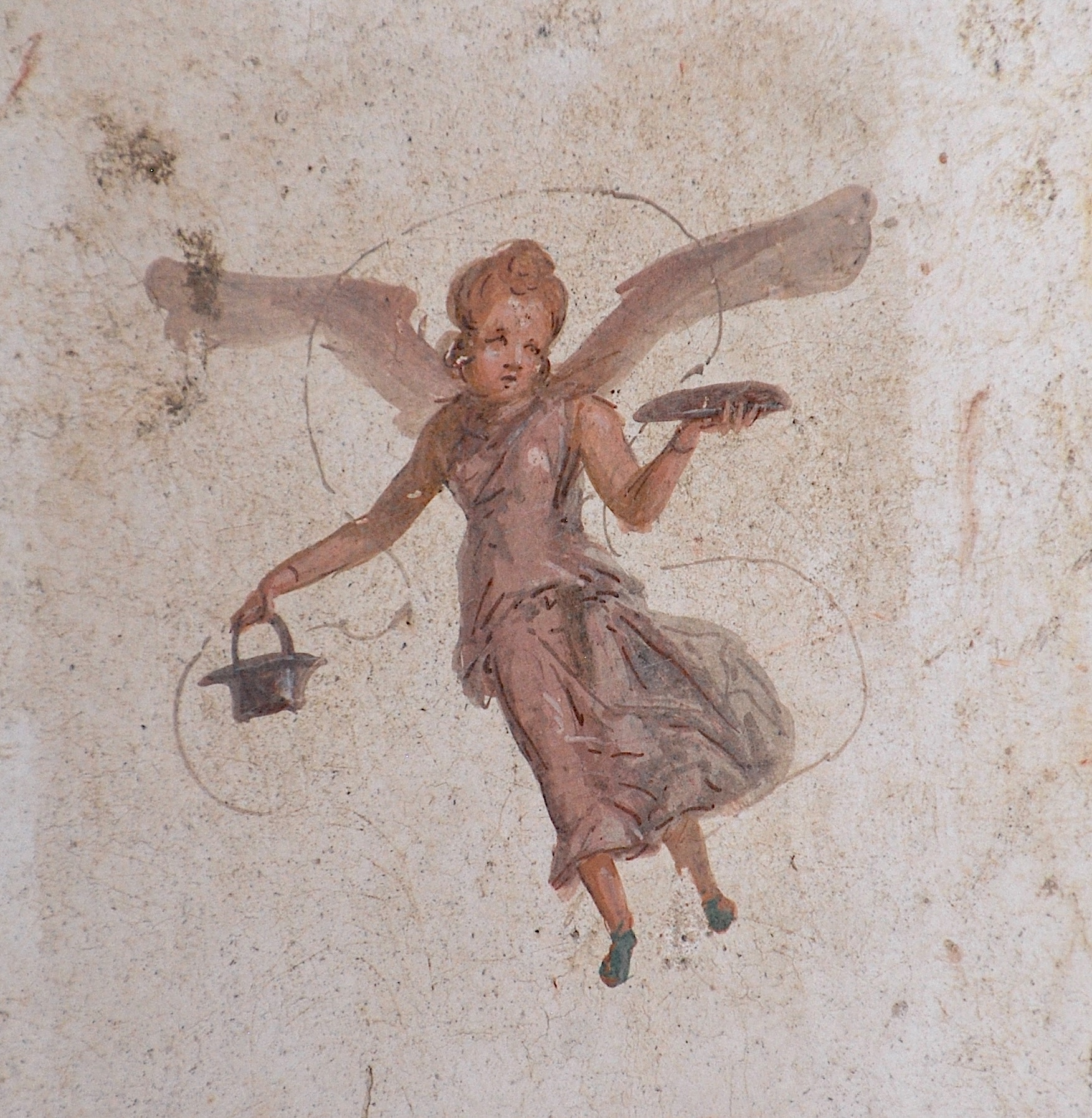 Calle estrecha en el casco histórico de Nápoles con ropa tendida