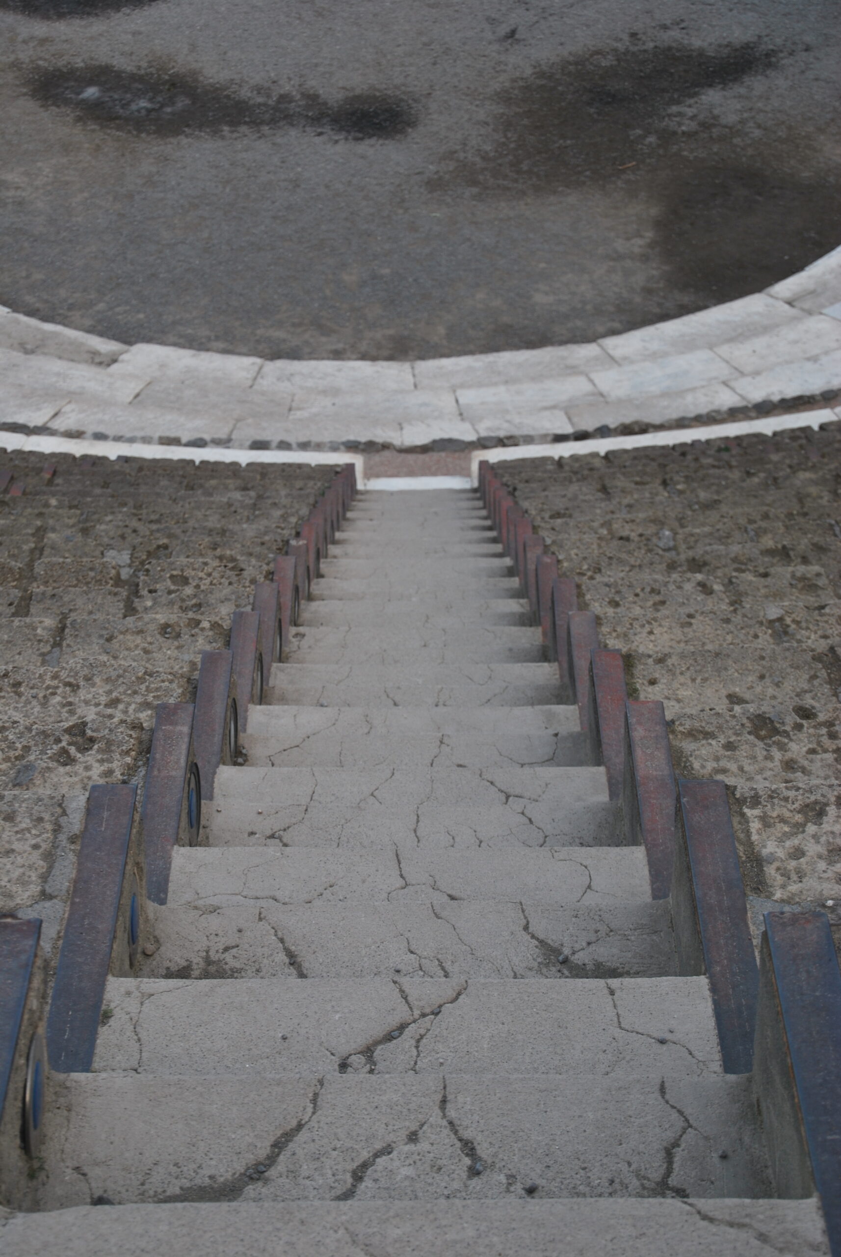 Calzada romana con piedras pulidas en las ruinas de Pompeya