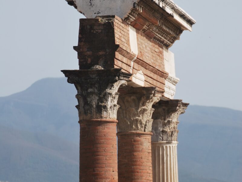 Columnas romanas del Foro de Pompeya con el Vesubio al fondo, Italia