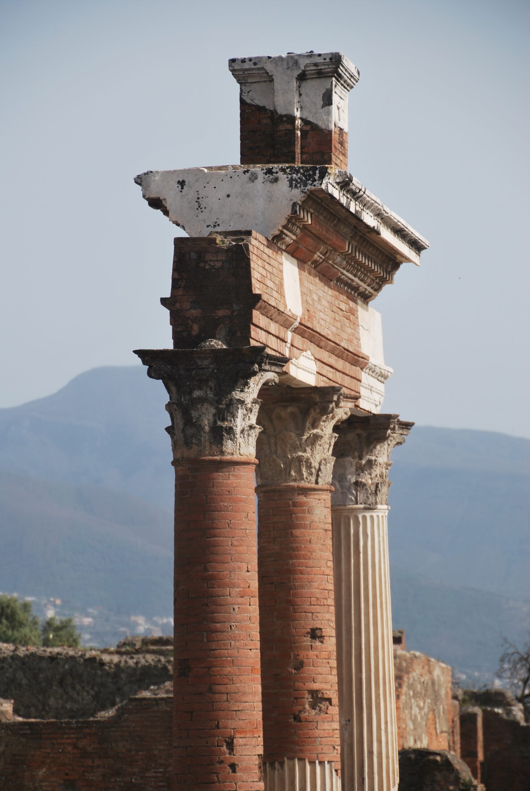 Columnas romanas del Foro de Pompeya con el Vesubio al fondo, Italia