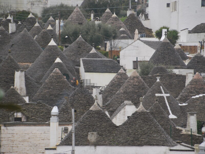 Trulli tradicionales con tejados cónicos grises en Alberobello, Puglia, Italia