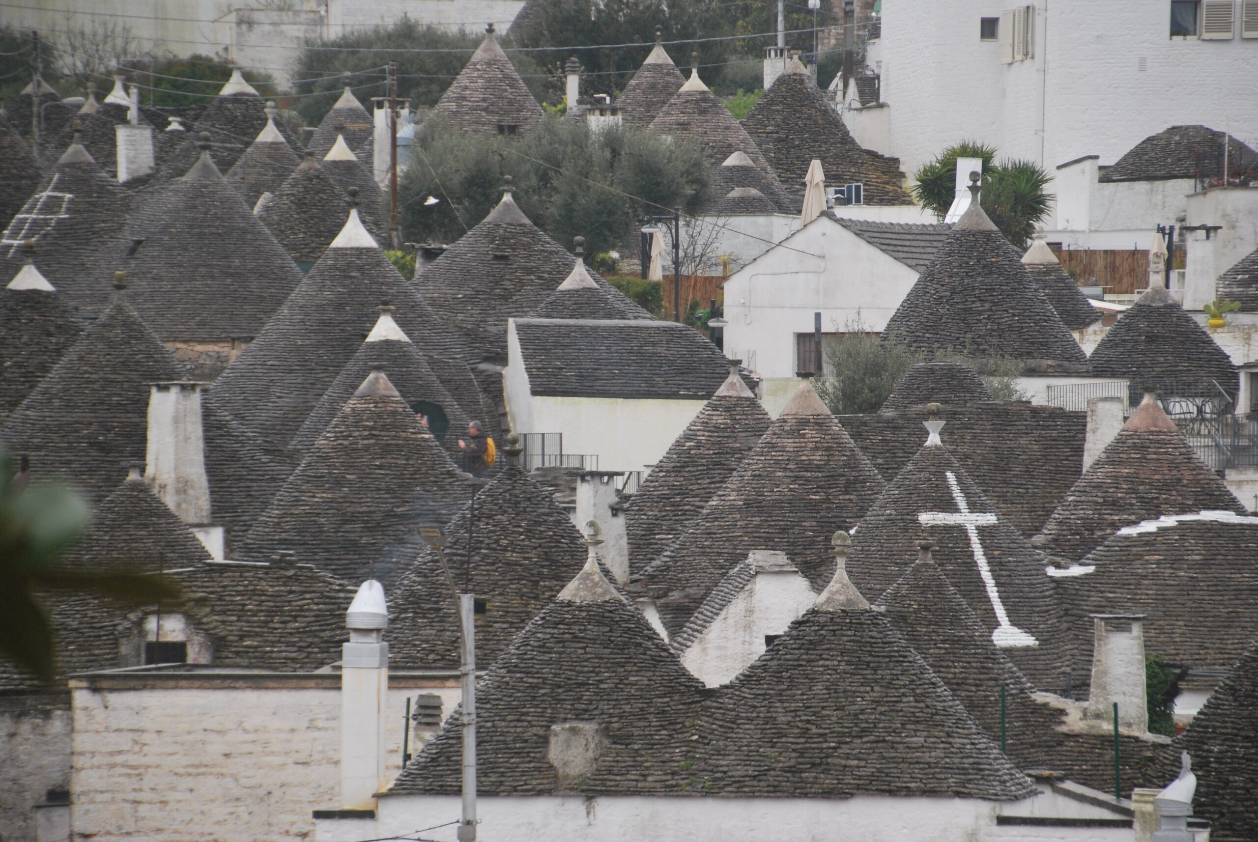 Trulli tradicionales con tejados cónicos grises en Alberobello, Puglia, Italia