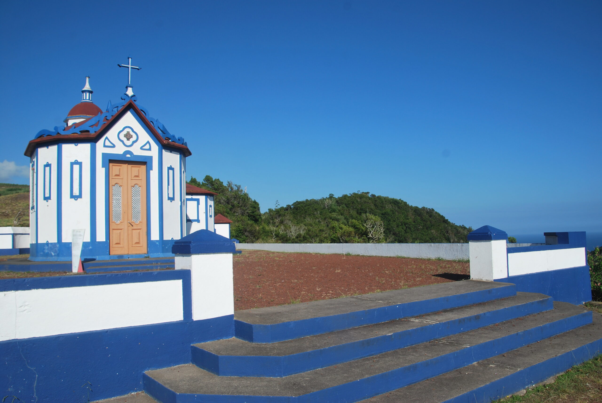Ermita azul y blanca tradicional azoriana con Atlántico al fondo, São Miguel