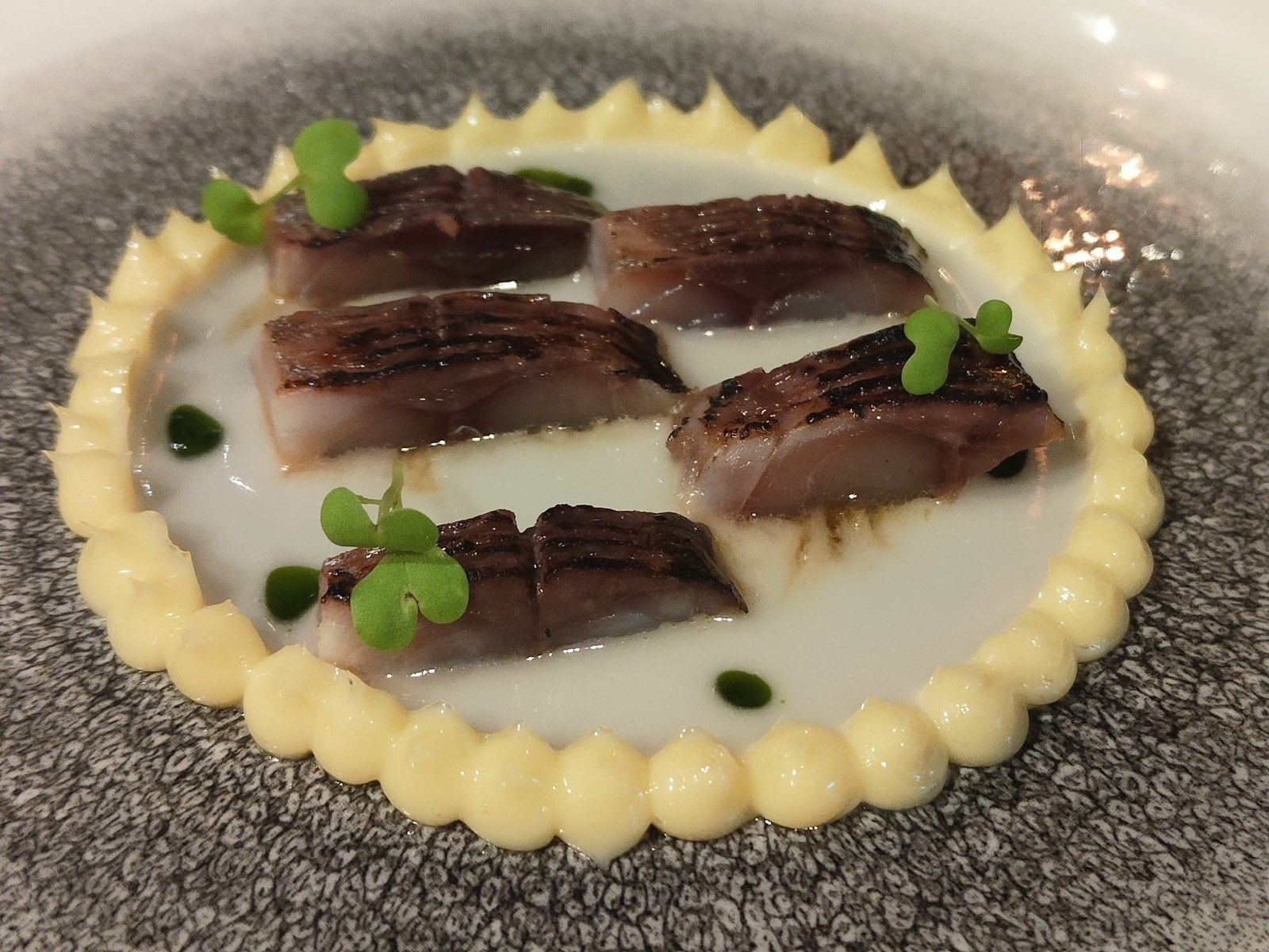 Caballa marcada con yogur cítrico y micros