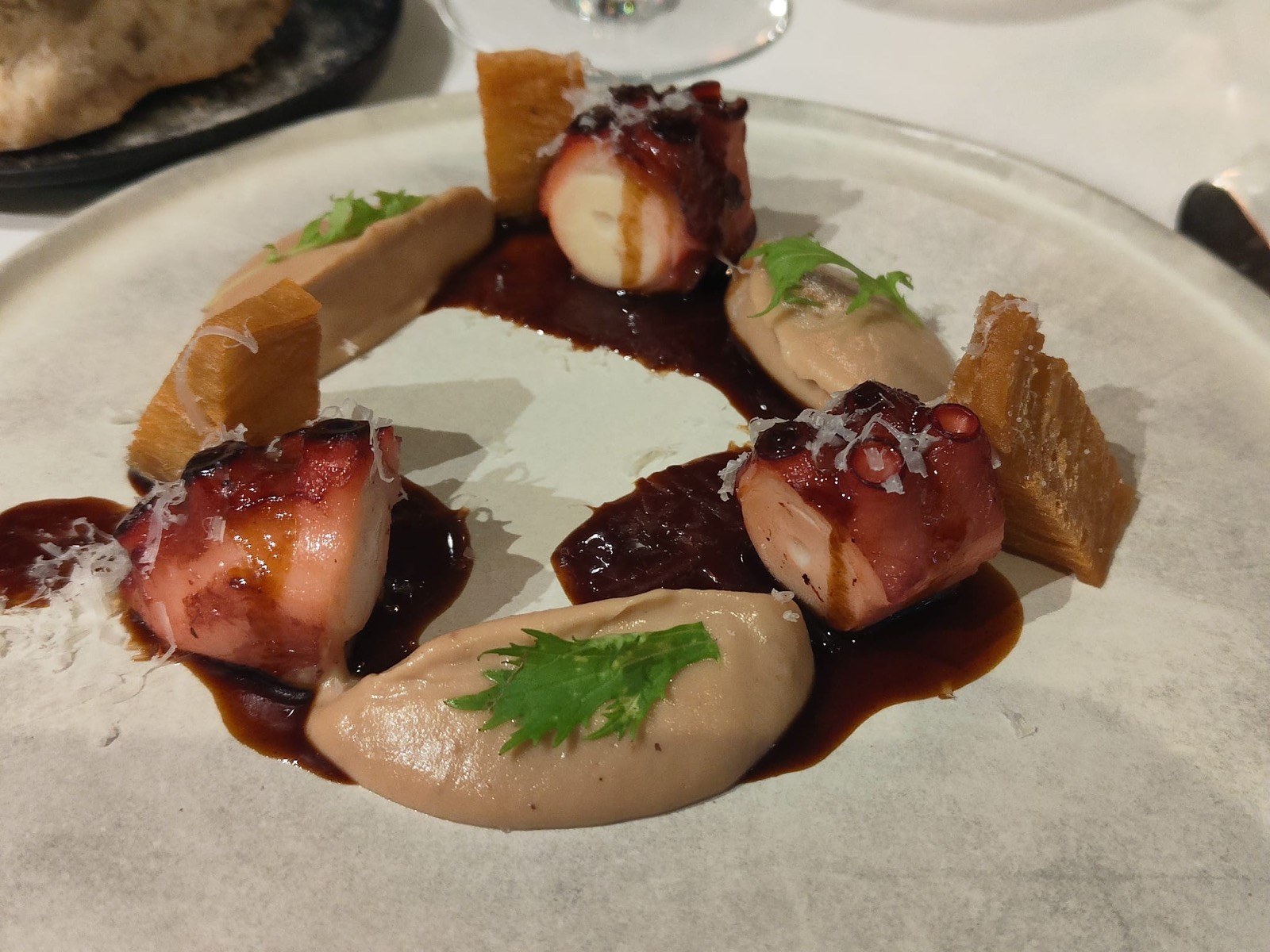 Pulpo a la brasa con crema de garbanzo, brioche tostado y reducción