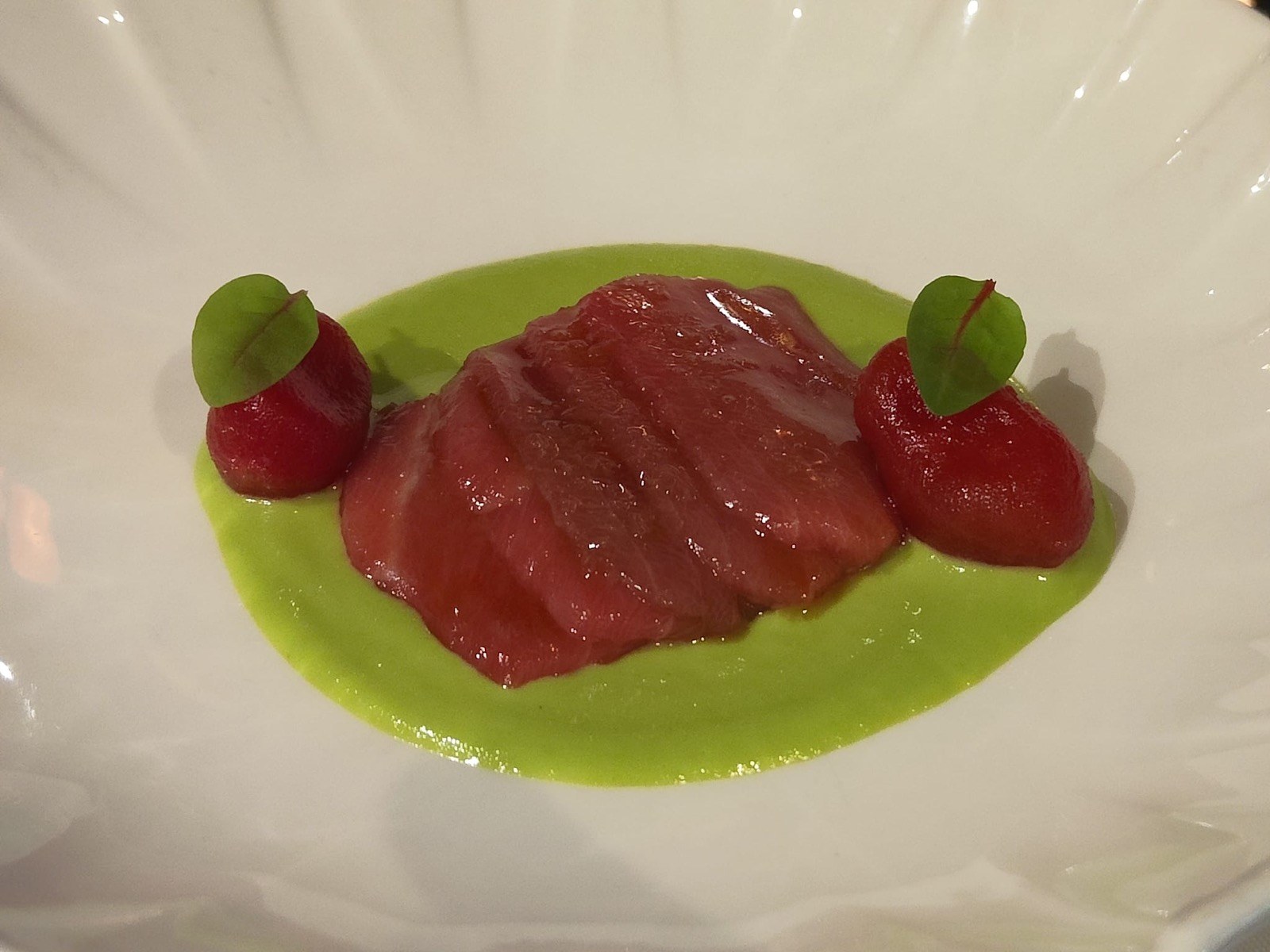 Bonito apenas marcado sobre crema de guisante lágrima y agua de tomate
