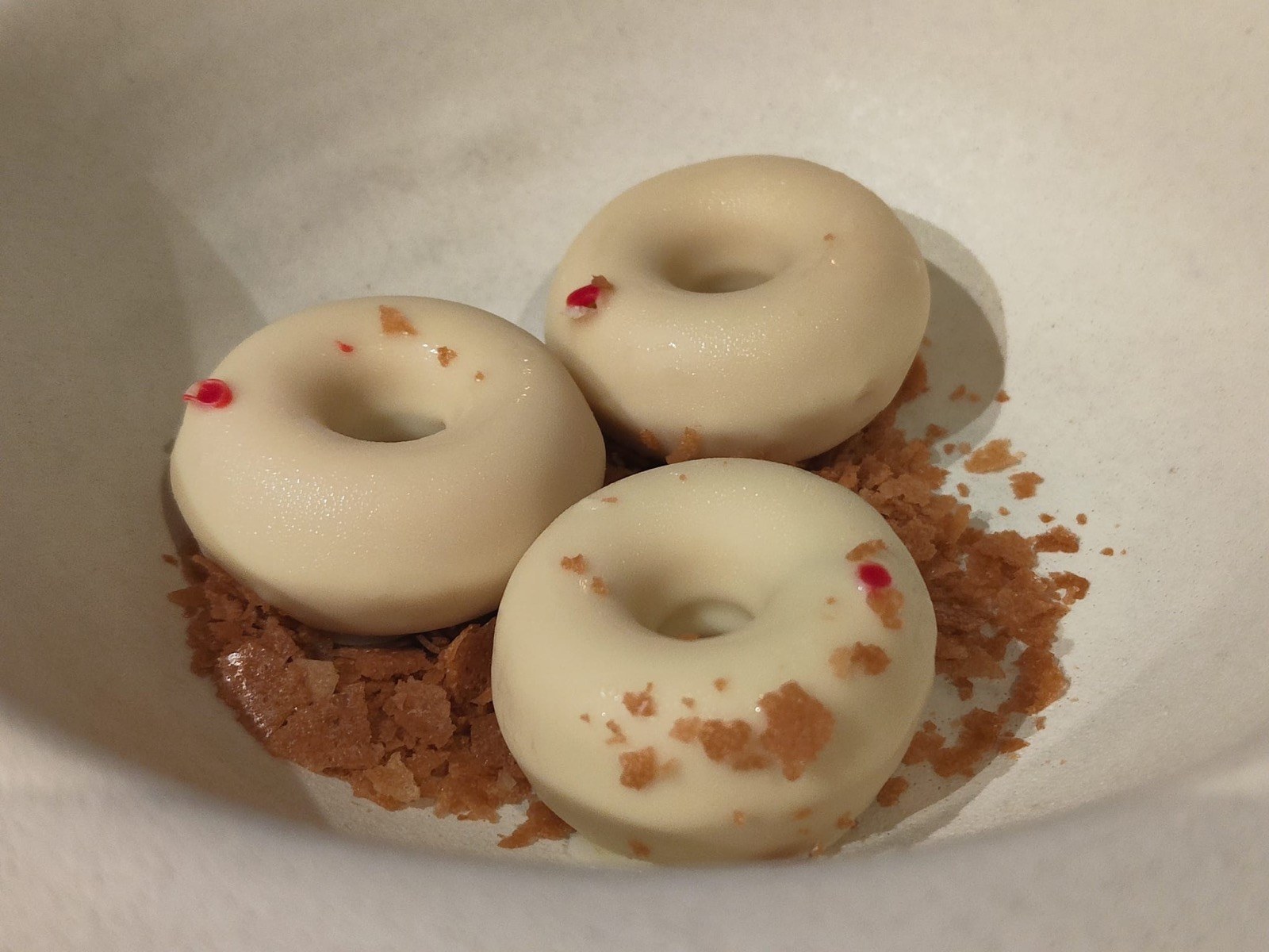 Mini-donuts de chocolate blanco con polen y crujiente