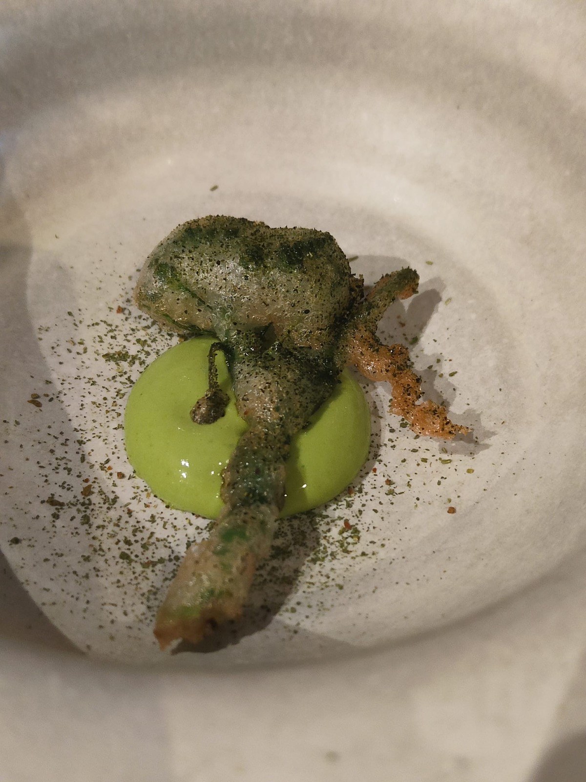 Snack vegetal frito con polvo de hierbas y crema de guisante