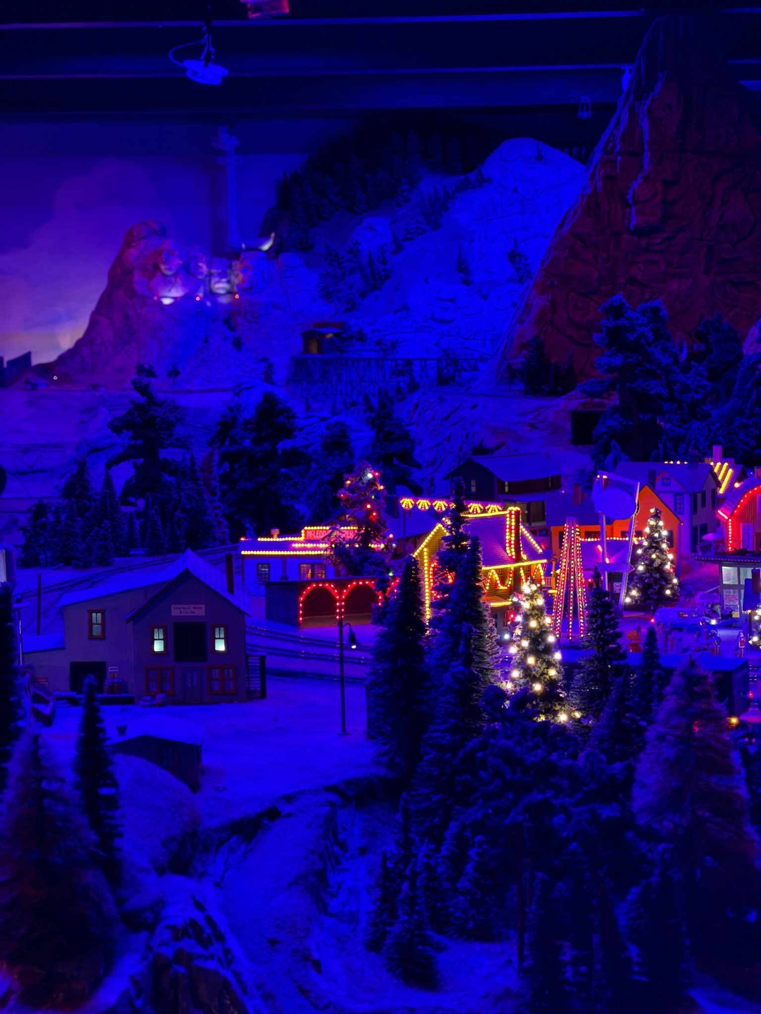 Miniatur Wunderland · escena nevada nocturna con luces neón