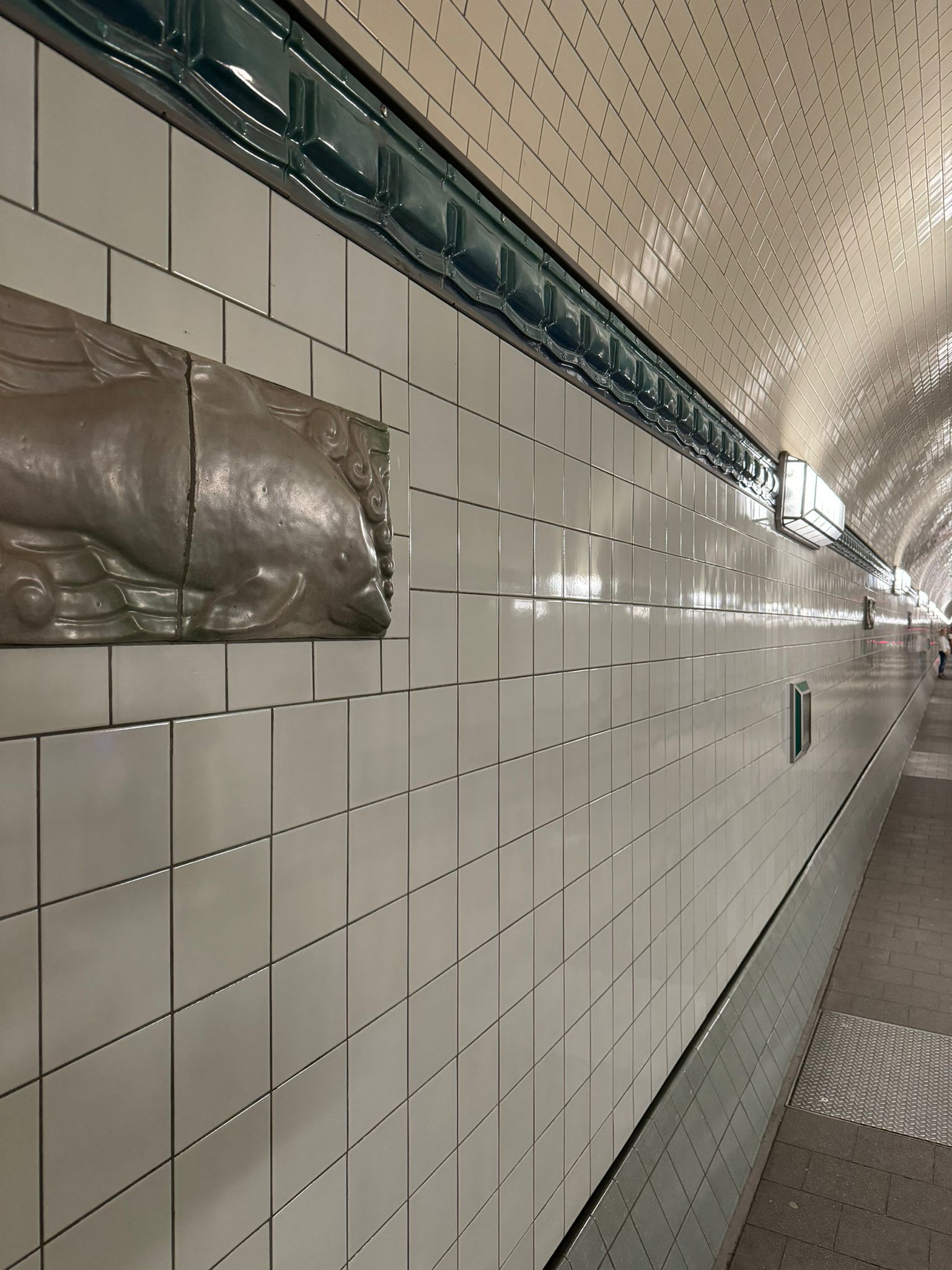 Old Elbtunnel azulejos peces Hamburgo