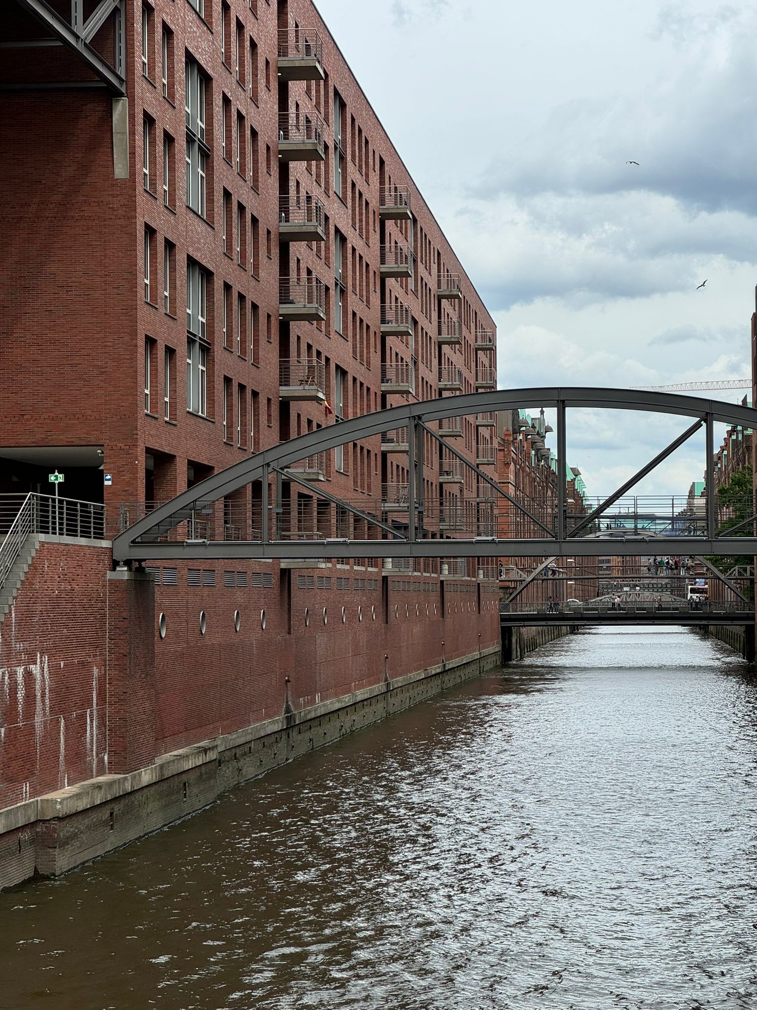 Almacén ladrillo rojo Speicherstadt y canal Hamburgo