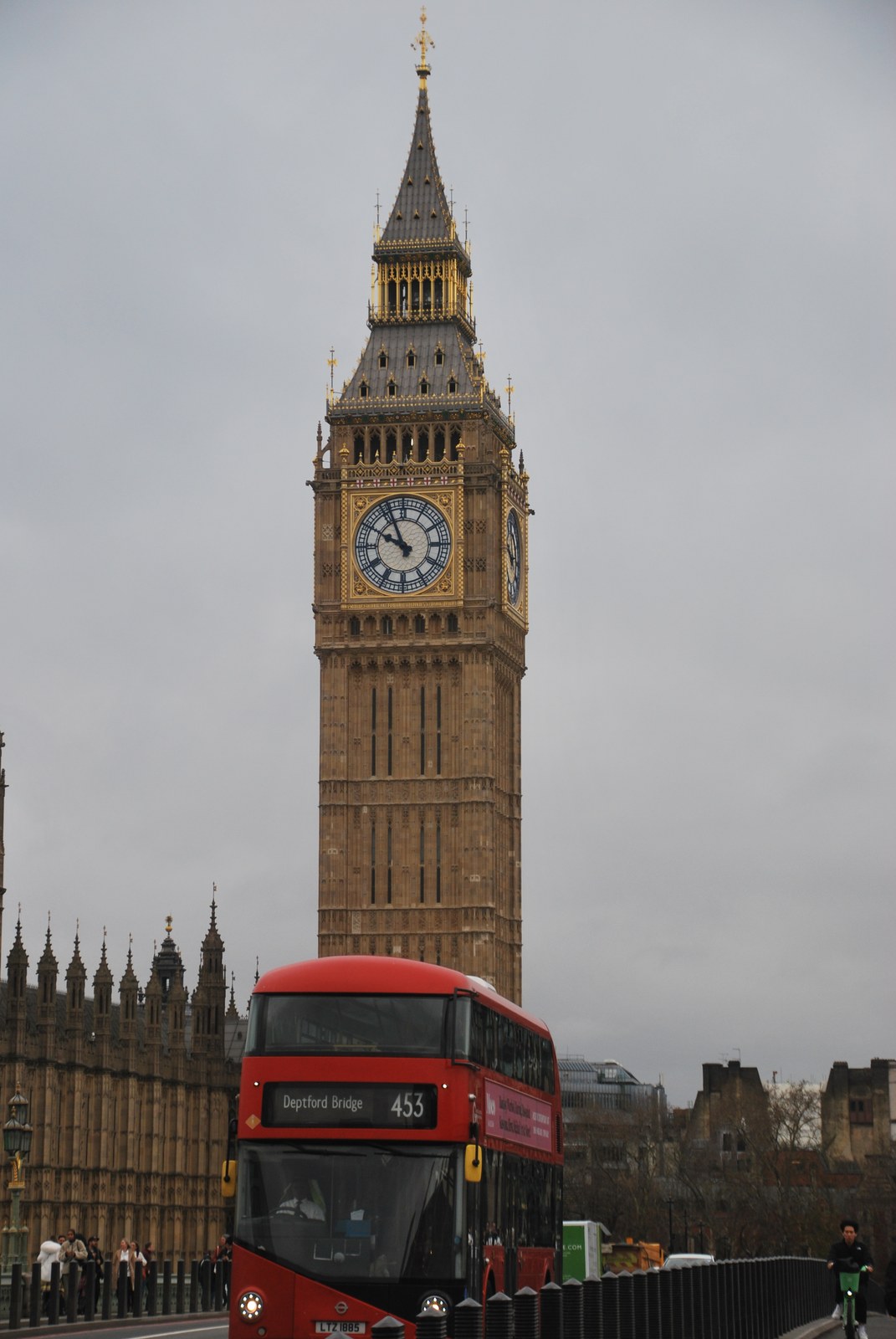 Westminster con el Big Ben y un bus rojo