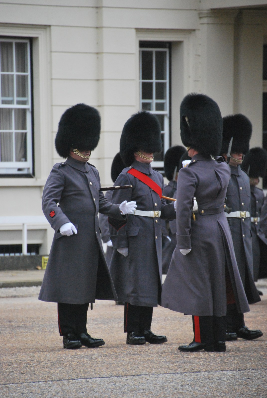 Foot Guard con bearskin frente a Buckingham