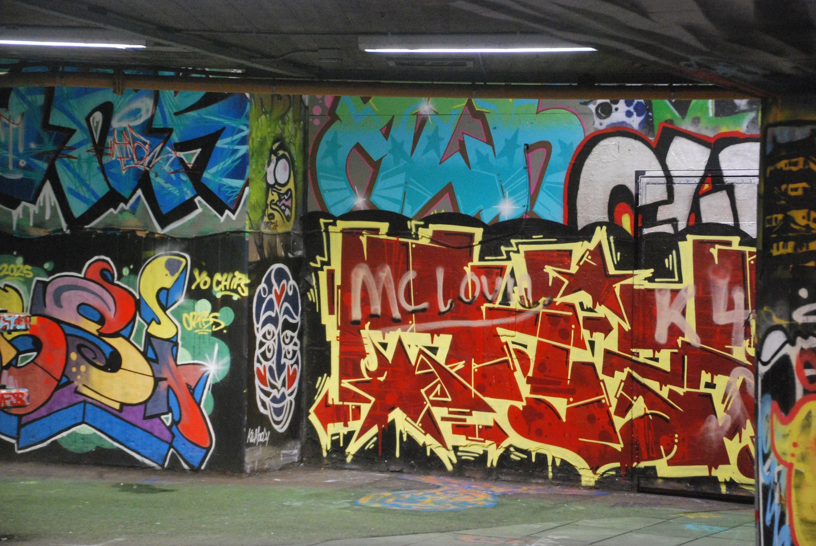 Undercroft del South Bank con skaters y grafiti